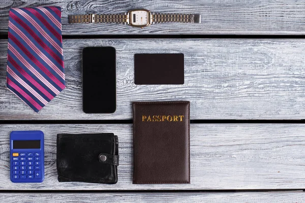 Peněženka, mobilní telefon a pas. — Stock fotografie