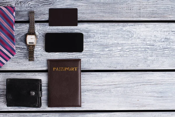 Klocka, plånbok och pass. — Stockfoto