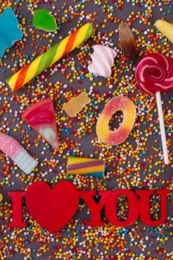 Reçelli, lolipoplu ve renkli şekerli arka plan.