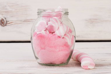 Ahşap arka planda cam kavanozda lokum..