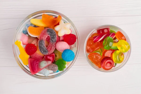 Tigelas de vidro com doces coloridos, vista superior . — Fotografia de Stock