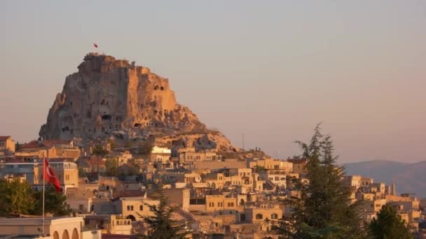 Ciudad con casas cueva en la montaña . — Vídeo de stock