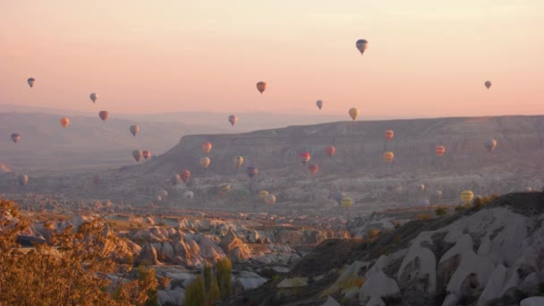 Színes hőlégballonok repül a naplemente ég háttér. — Stock videók