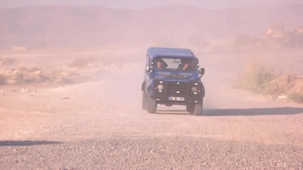 Pessoas dirigindo carro off-road na estrada empoeirada . — Vídeo de Stock