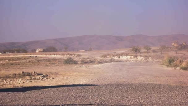 Camino seco y polvoriento con montañas en el fondo . — Vídeos de Stock