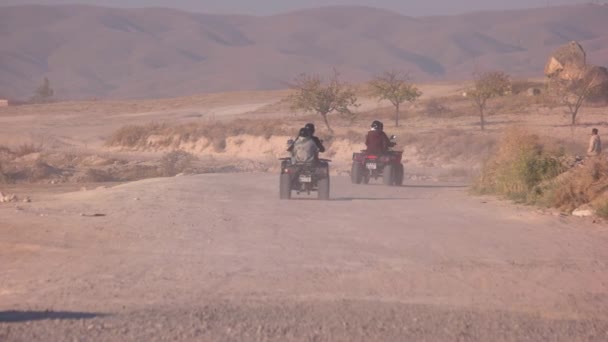 在土耳其Cappadocia骑四轮驱动自行车的游客. — 图库视频影像