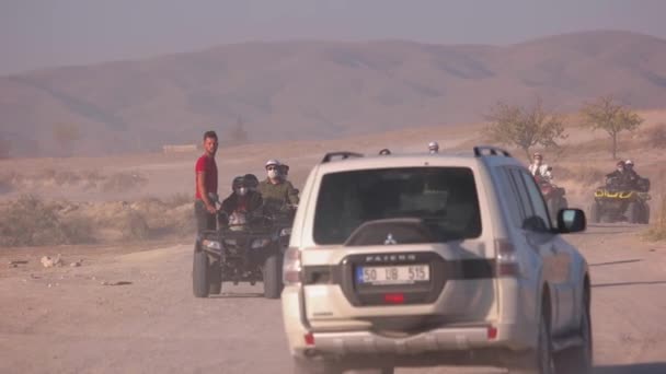 Turistas conduciendo quads por el desierto . — Vídeos de Stock