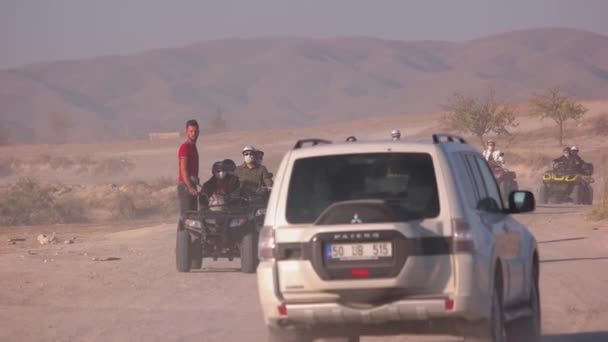 Tourists driving quad bikes through desert. — Stock Video