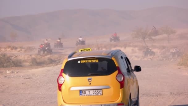 Personas conduciendo quads durante el viaje de safari . — Vídeo de stock