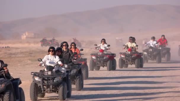 Ομάδα τουριστών οδήγηση atv quad ποδήλατα μέσα από την έρημο. — Αρχείο Βίντεο