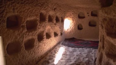 Türkiye 'nin Kapadokya kentindeki geleneksel mağara evinin içi.