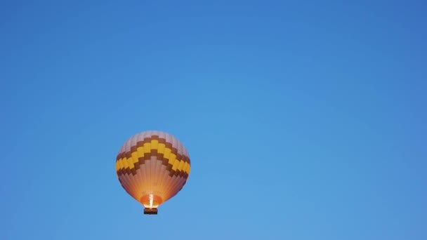 Mavi gökyüzü arka planlı sıcak hava balonu. — Stok video