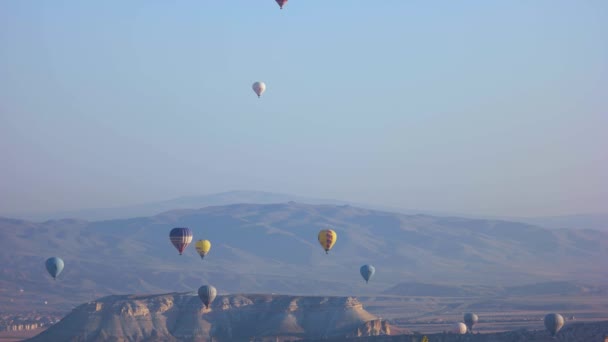 Uçan balonlarla muhteşem dağ manzarası. — Stok video