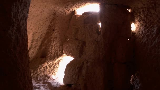 Interior do quarto dentro da caverna. — Vídeo de Stock