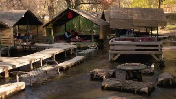 Туристы обедают в ресторане на реке Велисирма . — стоковое видео