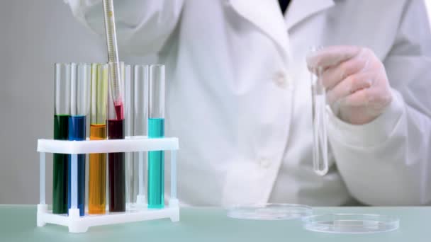 Científico médico trabajando en laboratorio con tubos de ensayo . — Vídeo de stock