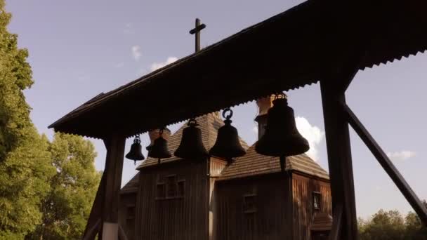 Campanas de una antigua iglesia rural de madera . — Vídeos de Stock