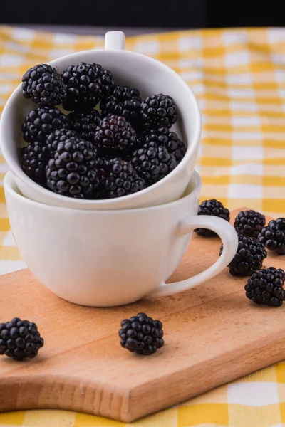 White cup with blackberries. — Stock Photo, Image