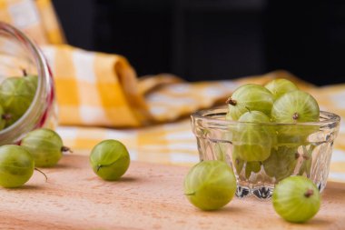 Tatlı ve ekşi yeşil kiraz erikleri.