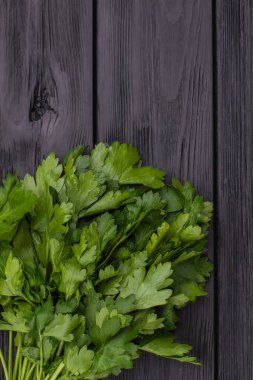 Eski ahşap üzerinde kişniş demeti.