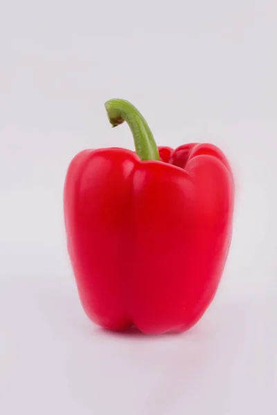 Κόκκινο bell pepper απομονώνονται σε λευκό. — Φωτογραφία Αρχείου