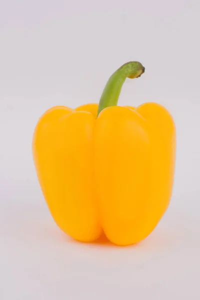 Pimenta amarela fresca isolada em branco . — Fotografia de Stock