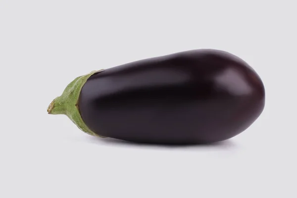 Paarse aubergine geïsoleerd op wit. — Stockfoto