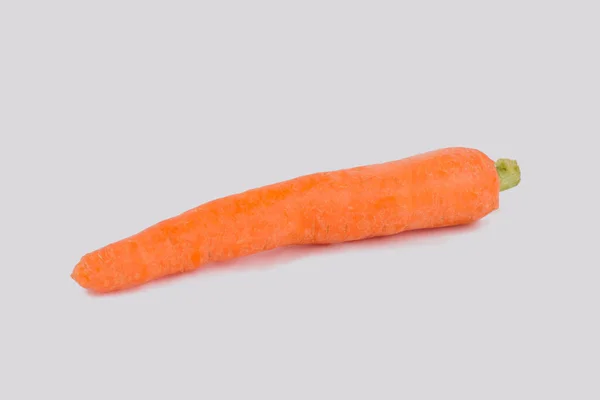 Одна морква ізольована на білому . — стокове фото