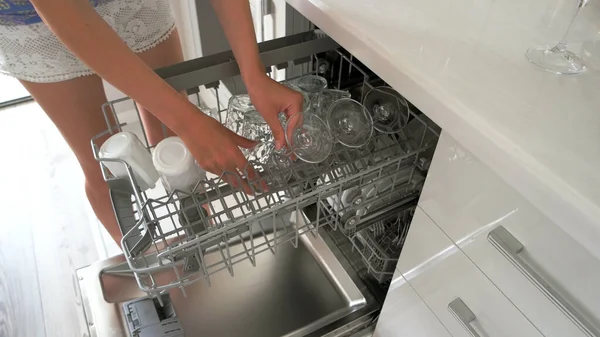 Жінка миє посуд у посудомийній машині . — стокове фото