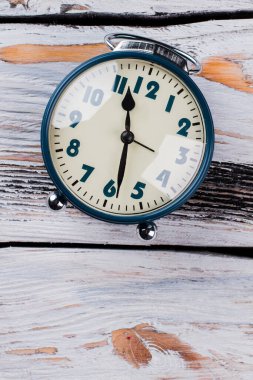 Yansıtıcı cam yüzeyi olan klasik alarm saati.