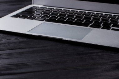 Laptop dokunmatik ve klavyeyi kapat.