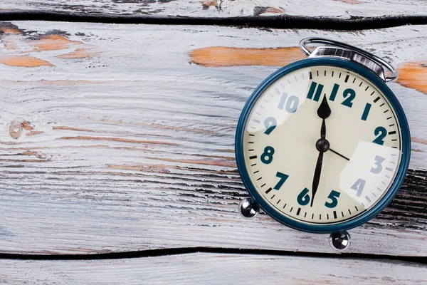 Reloj despertador vintage sobre mesa de madera blanca . — Foto de Stock