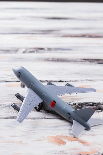Klein speelgoed passagiersvliegtuig op wit hout. — Stockfoto