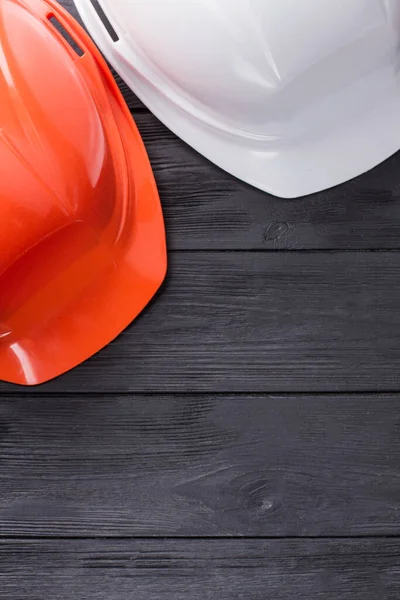 Cascos de trabajadores de la construcción en madera oscura . —  Fotos de Stock