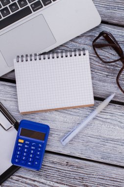 Kopya alanı için üst görünüm ofisi ve finansman aksesuarları ve not defteri.