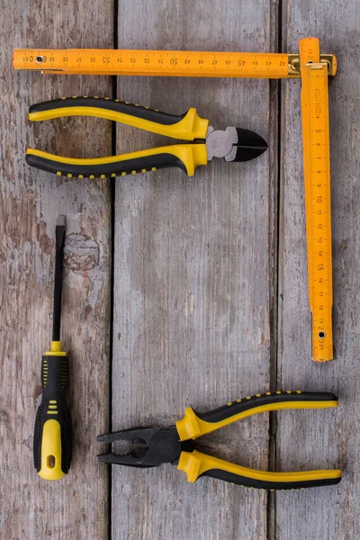 Costruzione e riparazione di oggetti su tavolo in legno con spazio copia. — Foto Stock