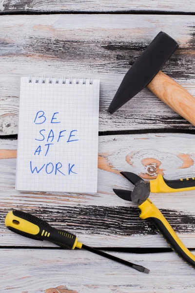 仕事のスローガンや修理や建設のためのツールで安全であること. — ストック写真