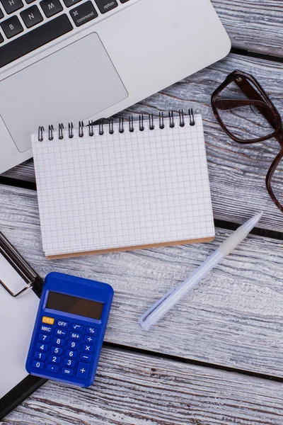 Kopya alanı için üst görünüm ofisi ve finansman aksesuarları ve not defteri.