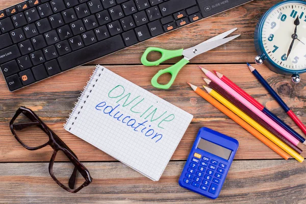 Accessoires pour étudier sur un bureau en bois. — Photo