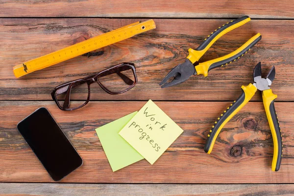 Verspreid professioneel gereedschap voor houtbewerking en smartphone. — Stockfoto