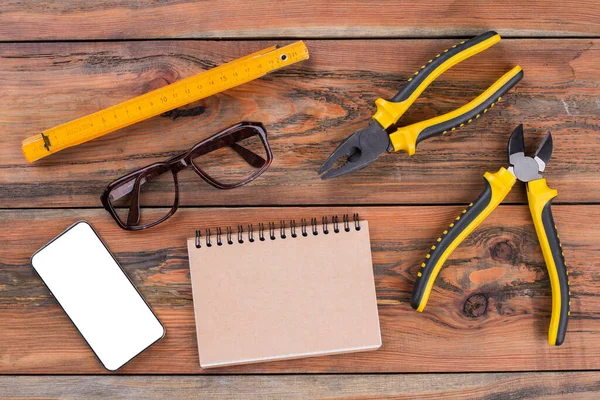 Diferentes herramientas de mano en escritorio de madera marrón . — Foto de Stock