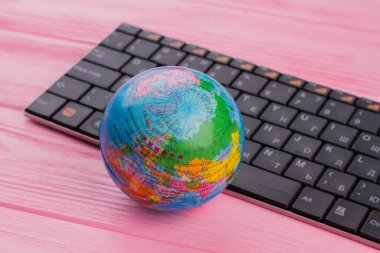 Siyah klavyenin yanındaki yakın çekim küresi.