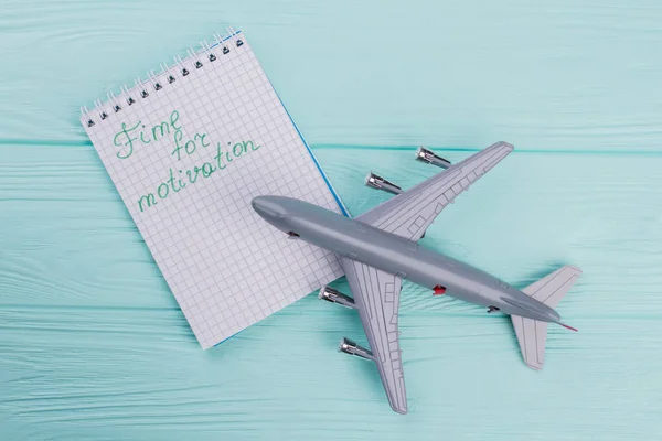 プラスチック製のおもちゃの旅客機やメモ帳の上からの眺め近くに. — ストック写真