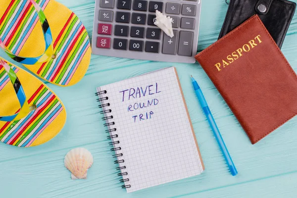 青の背景にサンダル、パスポートと計算機で旅行の概念. — ストック写真
