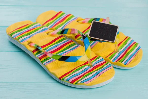 Von oben flache, bunte Flip-Flops auf blauem Hintergrund. — Stockfoto