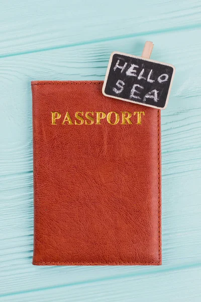 Καφέ δερμάτινο διαβατήριο σε μπλε ξύλινο φόντο. — Φωτογραφία Αρχείου