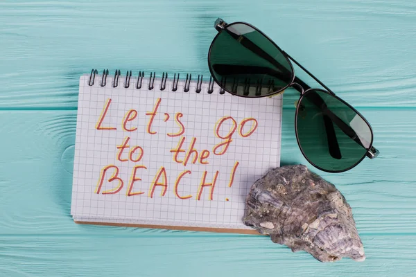 Концепція тропічного пляжу з морської мушлі та сонцезахисних окулярів . — стокове фото