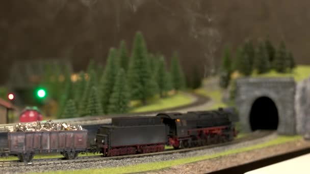 有烟的玩具火车在铁路模型上行驶. — 图库视频影像