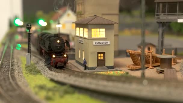 Tågmodell som rör sig längs järnvägsstationen. — Stockvideo