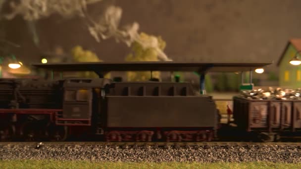 Locomotiva a vapor de brinquedo transportando carros . — Vídeo de Stock